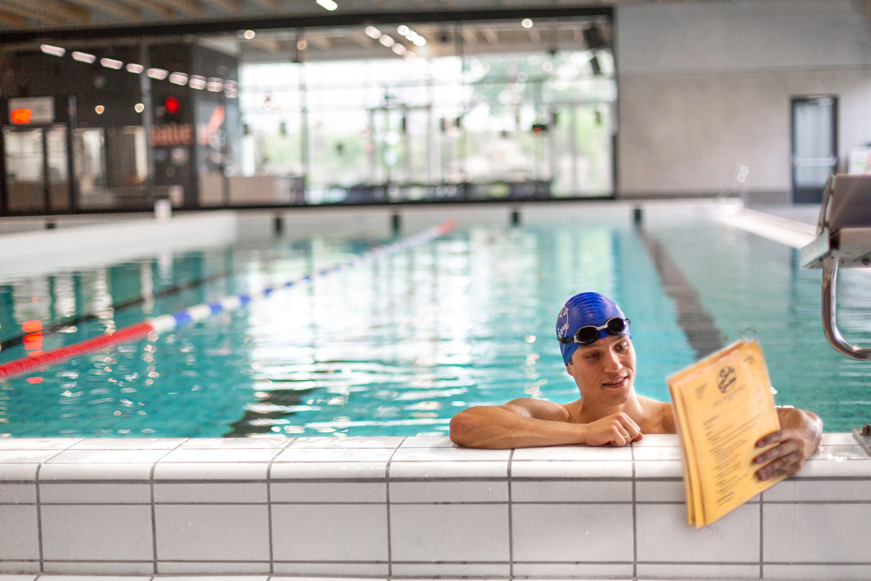 Zwemmer met SoloSwim waterproof zwemschema in het zwembad