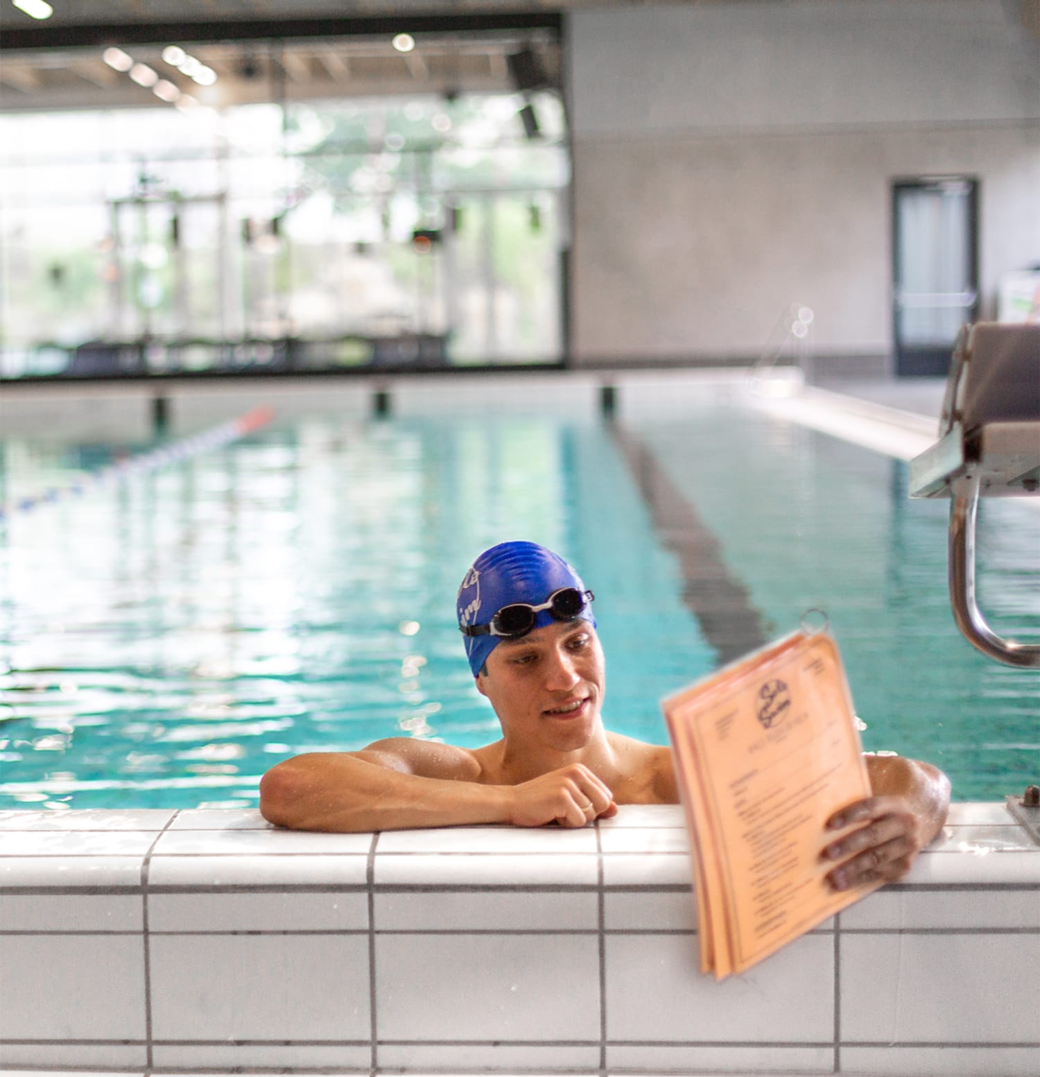 Zwemmer met SoloSwim waterproof zwemschema in het zwembad